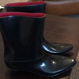 Kitten heel rain boots!